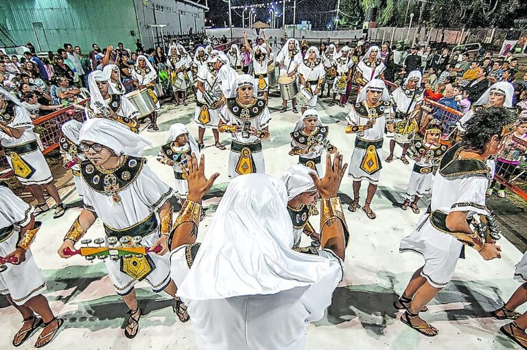 Los tradicionales corsos regionales se lucieron en el fin de semana de carnaval con entradas populares y shows en vivo que convocaron a cientos de personas. Enredo Samba (foto)
