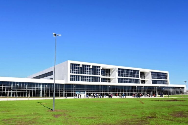 "El más grande la provincia". La obra en el Hospital Regional Rosario Sur no supera el 50% de avance. Archivo.