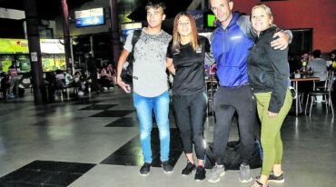 La jugadora de Belgrano junto a sus padres y su novio. Con 16 años participará del Sudamericano Sub 20. Marcelo Miño