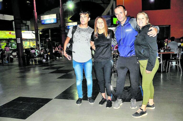 La jugadora de Belgrano junto a sus padres y su novio. Con 16 años participará del Sudamericano Sub 20. Marcelo Miño