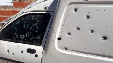 Los impactos en el vehículo dejan en claro que los agresores cuentan con armas de grueso calibre. Mirador Provincial.