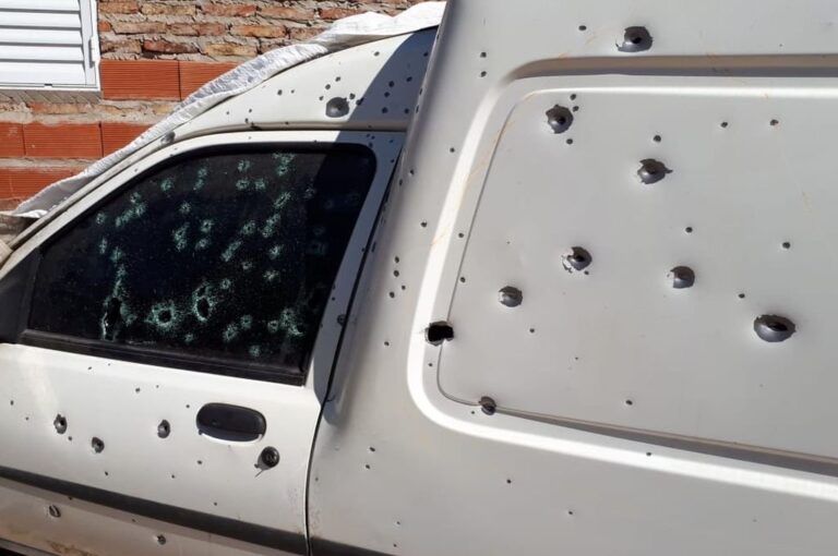 Los impactos en el vehículo dejan en claro que los agresores cuentan con armas de grueso calibre. Mirador Provincial.