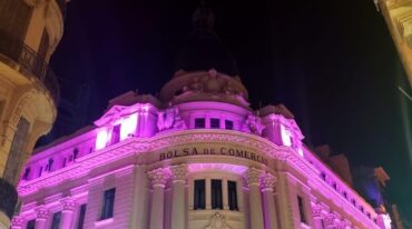 El edificio principal de la BCR se iluminará de rosa. Gentileza: prensa BCR.