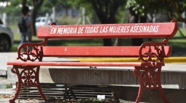 Un símbolo. En espacios públicos de distintos lugares del país existen bancos rojos
