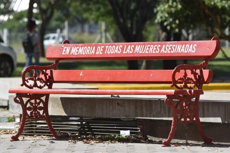 Un símbolo. En espacios públicos de distintos lugares del país existen bancos rojos