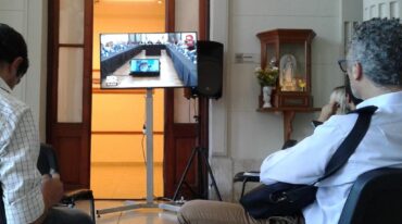 La videoconferencia de Roses Periago y la reunión de expertos tuvo lugar en el Salón Blanco. Los periodistas siguieron la transmisión oficial desde el hall de Casa de Gobierno. Gentileza: prensa Gobierno de Santa Fe.