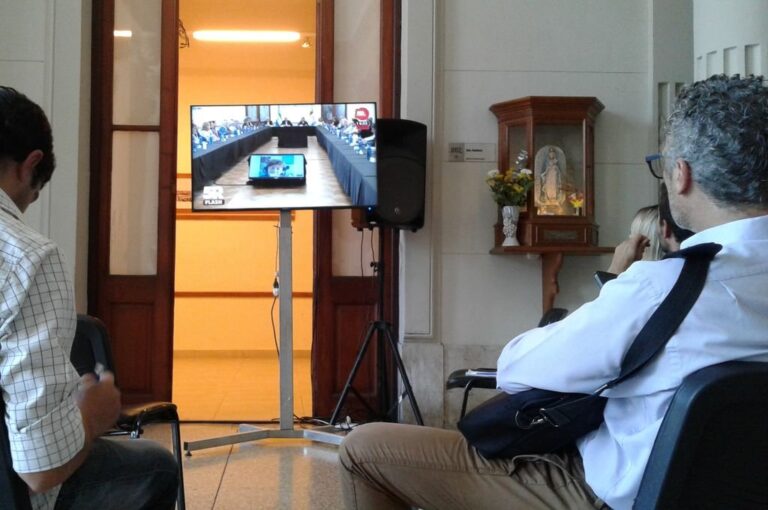 La videoconferencia de Roses Periago y la reunión de expertos tuvo lugar en el Salón Blanco. Los periodistas siguieron la transmisión oficial desde el hall de Casa de Gobierno. Gentileza: prensa Gobierno de Santa Fe.