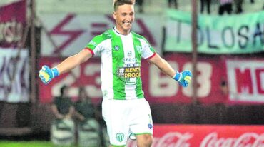 Lisandro Mitre celebra tras el disparo desviado de Mascherano