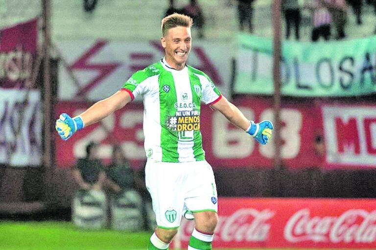 Lisandro Mitre celebra tras el disparo desviado de Mascherano