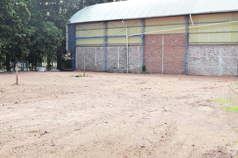 Cultural comenzó la construcción de la primera cancha de pádel de blindex en Crespo.