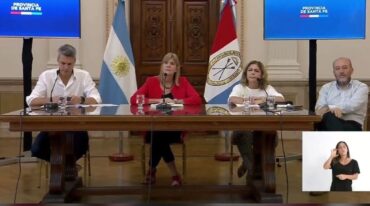 Conferencia. Vía virtual y con mínima presencia de periodistas: así dan a conocer -por prevención- los dos reportes diarios el gobierno de la provincia. Capturas Internet.