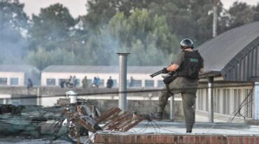 A raíz de los incidentes dentro de la cárcel de Las Flores se desplegó un fuerte operativo policial. Pablo Aguirre.