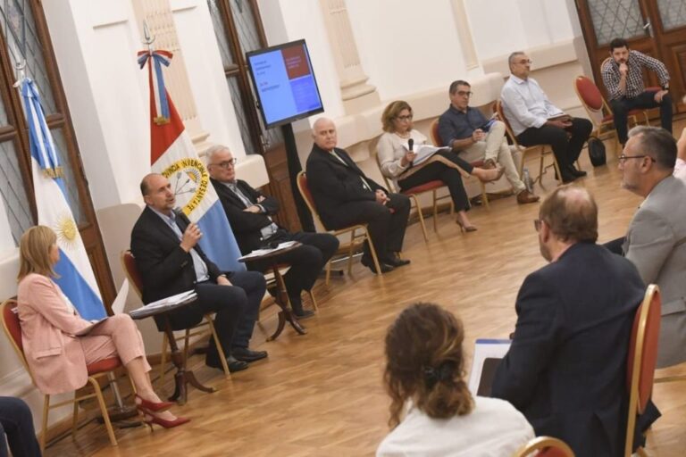 Perotti con las máximas autoridades legislativas ayer en Casa de Gobierno. Gentileza: prensa Gobierno de Santa Fe.