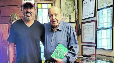 Mario Lange y el doctor Domingo Liotta trabajan en el proyecto del monumento por los 50 años de la creación del primer corazón artificial.