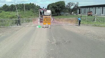 La ciudad restringió cuatro de sus cinco accesos viales. En el único habilitado a pleno