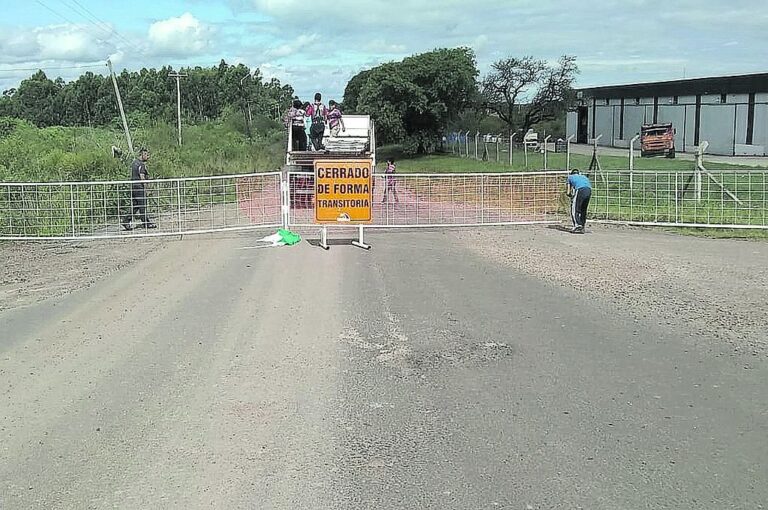 La ciudad restringió cuatro de sus cinco accesos viales. En el único habilitado a pleno