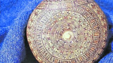 En las artesanías (como en este mate pirograbado) se plasma la herencia identitaria de los pueblos originarios.