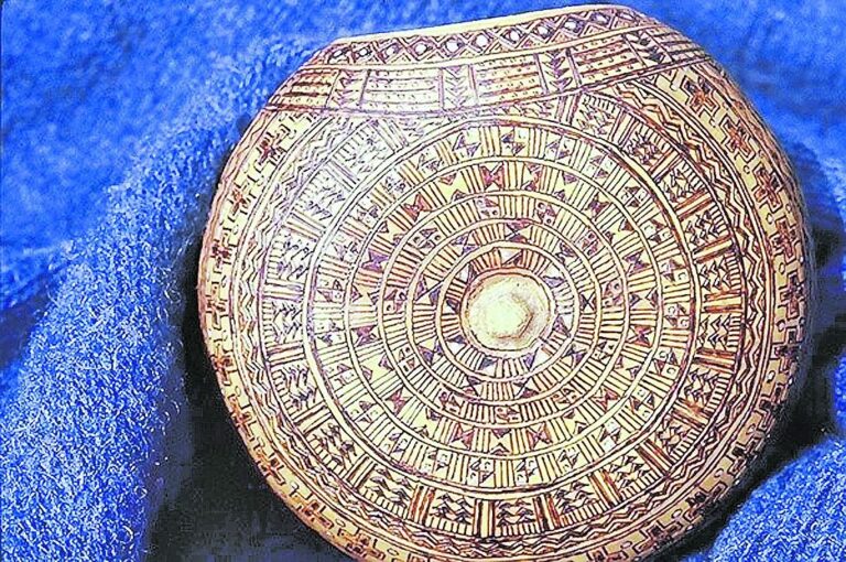 En las artesanías (como en este mate pirograbado) se plasma la herencia identitaria de los pueblos originarios.