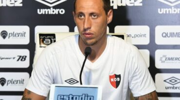Todos de acuerdo... Dirigentes e hinchas quieren que Lema siga en Newell's. El zaguero no solo se convirtió en una garantía de la línea de fondo