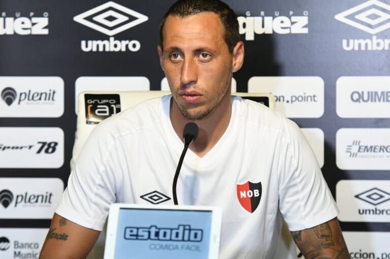 Todos de acuerdo... Dirigentes e hinchas quieren que Lema siga en Newell's. El zaguero no solo se convirtió en una garantía de la línea de fondo