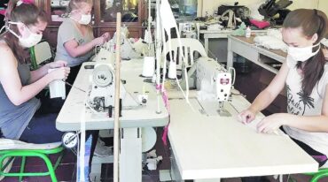 Diferentes organizaciones de la sociedad civil de Villaguay fabrican barbijos para contribuir a la prevención contra el virus Covid-19.