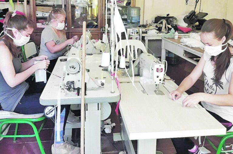 Diferentes organizaciones de la sociedad civil de Villaguay fabrican barbijos para contribuir a la prevención contra el virus Covid-19.