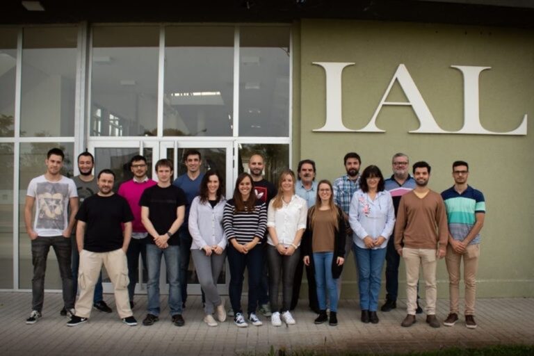 Hay equipo. Los científicos superiores y los jóvenes dedicados a la investigación diaria desde el IAL de Santa Fe. Gentileza: IAL.