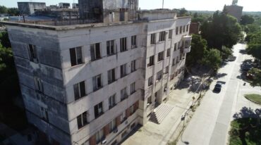 El viejo hospital Iturraspe de la capital provincial está siendo remodelado para hacer frente a la pandemia. Alojará 80 camas