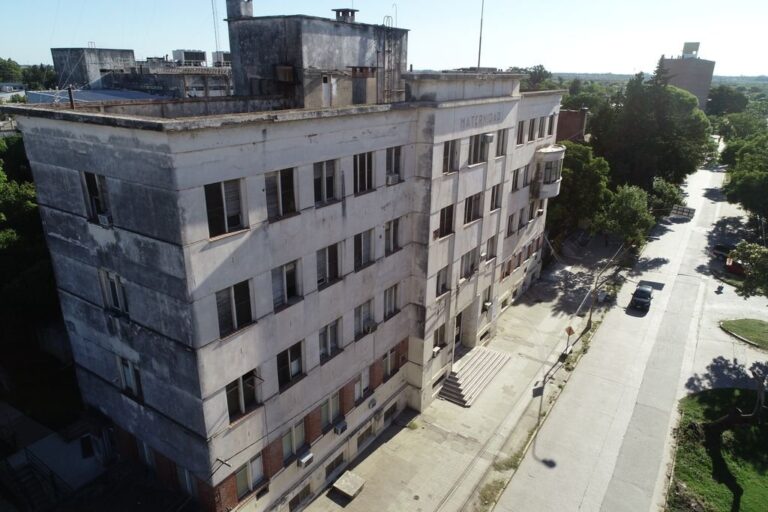 El viejo hospital Iturraspe de la capital provincial está siendo remodelado para hacer frente a la pandemia. Alojará 80 camas