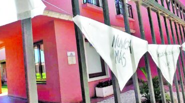 Pañuelazo blanco en la Casa del Docente de Colón. Entre las intervenciones que se realizaron hubo una presentación virtual de artistas organizada por la Comisión Permanente de Derechos humanos de la ciudad. Agmer Seccional Colón