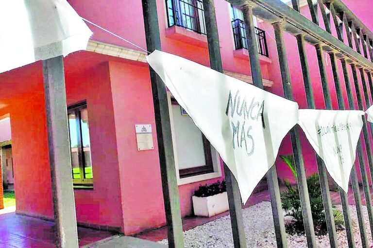 Pañuelazo blanco en la Casa del Docente de Colón. Entre las intervenciones que se realizaron hubo una presentación virtual de artistas organizada por la Comisión Permanente de Derechos humanos de la ciudad. Agmer Seccional Colón