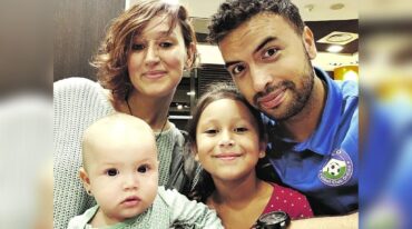 La familia disfruta los días de cuarentena realizando diferentes actividades. La profesión de los padres es una de las cosas favoritas de las niñas para poder jugar.