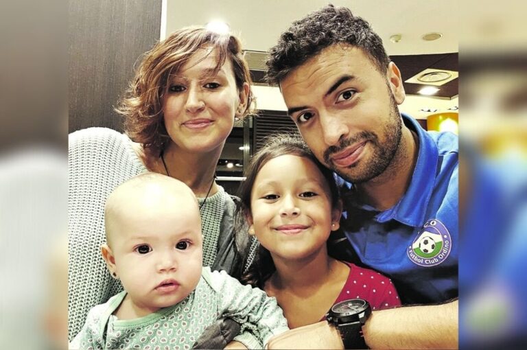 La familia disfruta los días de cuarentena realizando diferentes actividades. La profesión de los padres es una de las cosas favoritas de las niñas para poder jugar.