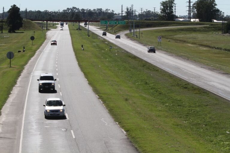 Se mantendrá el sistema de cobro de peajes. "Se modifica quién administra la autopista; antes era un banco que se llevaba el 2% de la recaudación. Ahora eso va a estar a cargo de la Provincia"