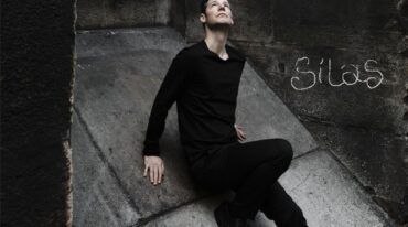 Bassa en la portada de "Silas"
