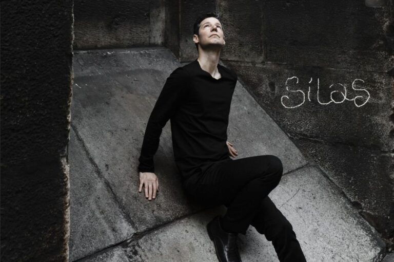 Bassa en la portada de "Silas"