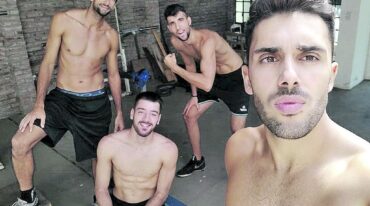 El voleibolista Julián Azaad (primero a la izquierda) pudo entrenarse normalmente con sus compañeros.