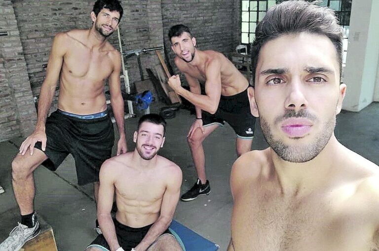 El voleibolista Julián Azaad (primero a la izquierda) pudo entrenarse normalmente con sus compañeros.