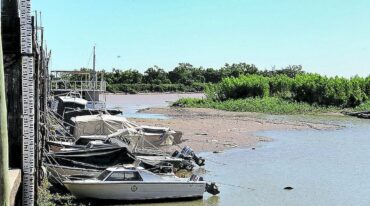 Las embarcaciones amarradas en el Puerto quedaron sobre la arena