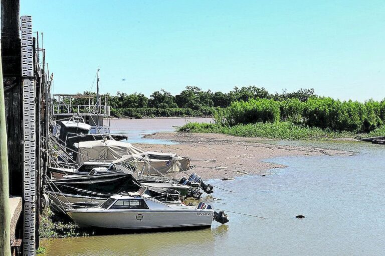 Las embarcaciones amarradas en el Puerto quedaron sobre la arena