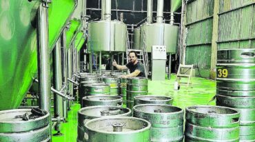 La cervecería artesanal Litoraleña emprendió la tarea de producir alcohol con calidad etílica en su fábrica para distribuir en hospitales y centros de salud de la región. A la iniciativa se sumaron cervecerías de Concepción del Uruguay