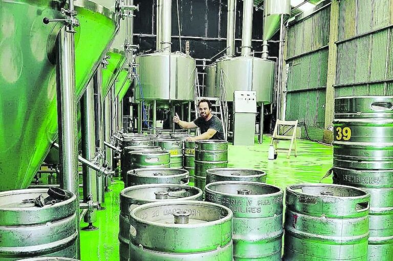 La cervecería artesanal Litoraleña emprendió la tarea de producir alcohol con calidad etílica en su fábrica para distribuir en hospitales y centros de salud de la región. A la iniciativa se sumaron cervecerías de Concepción del Uruguay