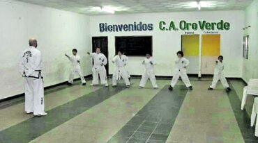 El 4 de marzo del 2010 (foto) se iniciaron las clases de taekwondo en el Club Atlético Oro Verde. Gentileza Paulo Robles Guerrero