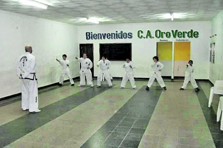El 4 de marzo del 2010 (foto) se iniciaron las clases de taekwondo en el Club Atlético Oro Verde.  Gentileza Paulo Robles Guerrero