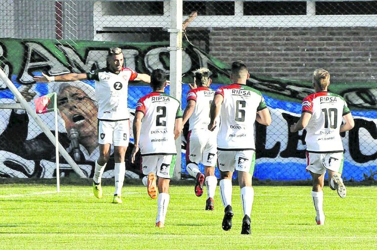 Lazaneo y uno de sus goles jugando para Círculo Deportivo de Otamendi.  La Capital