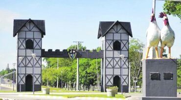 El pórtico de acceso a Crespo