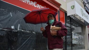 Sin calma. La angustia llevó a muchos comercios a tapar sus vidrieras y el destino es incierto. Guillermo Di Salvatore.
