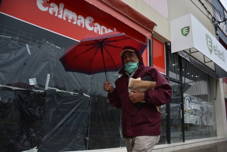 Sin calma. La angustia llevó a muchos comercios a tapar sus vidrieras y el destino es incierto. Guillermo Di Salvatore.