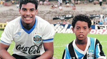 Ronaldinho junto a su hermano mayor Roberto en tiempos de Gremio. Supo venir al certamen internacional.