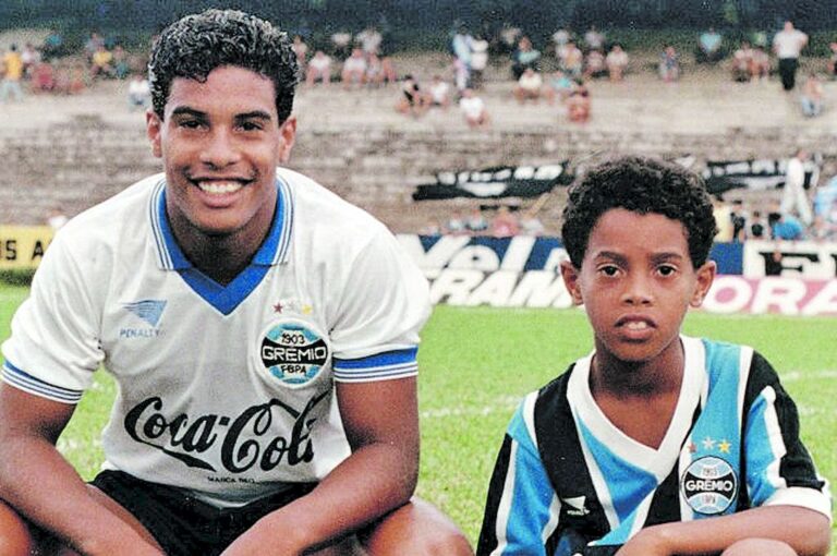 Ronaldinho junto a su hermano mayor Roberto en tiempos de Gremio. Supo venir al certamen internacional.